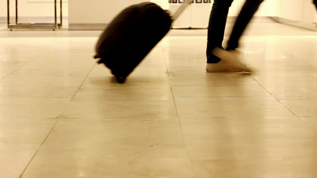 Familia-caminando-en-el-aeropuerto-terminal-con-cochecito-de-bebé