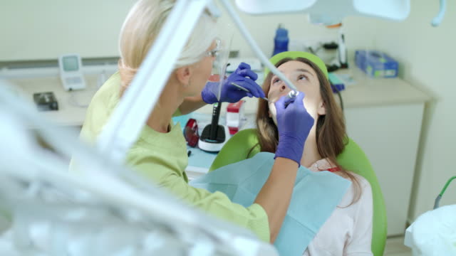 Dentista-diente-enfermo-de-paciente-mujer-de-perforación.-Estomatólogo-con-taladro-dental