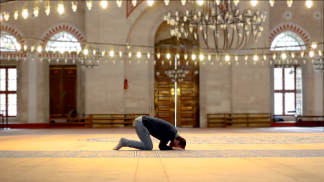 Junge-Muslime-beten-in-der-Moschee