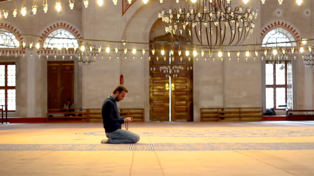 Jóvenes-musulmanes-orando-en-la-mezquita
