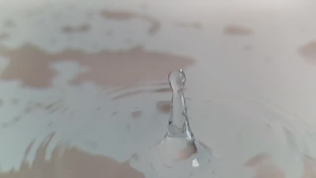 Drop-water-fall-on-water,-slow-motion.