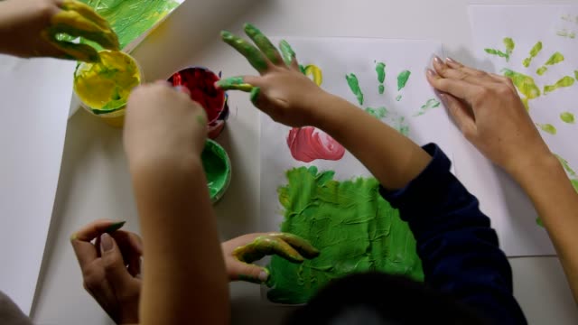 Los-niños-pintar-con-los-dedos-las-manos-con-varios-colores