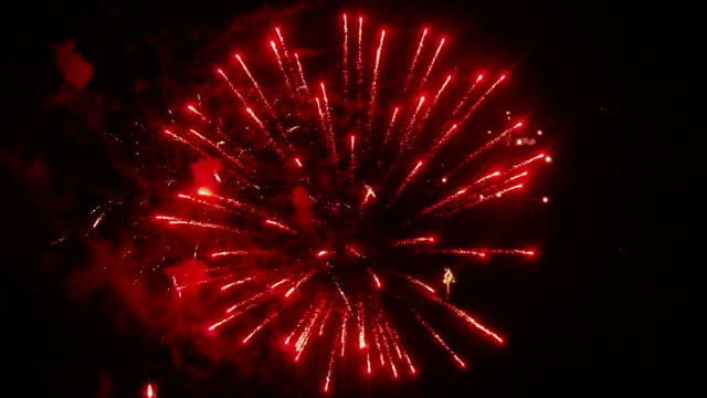 Hellen-Feuerwerk-auf-dem-Hintergrund-des-Sternenhimmels-auf-Vorabend-des-neuen-Jahres.-Geschlungen
