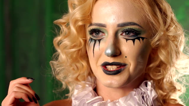 Nahaufnahme-Porträt-einer-aufgeregten-blonden-Frau-mit-Make-up-in-Halloween.