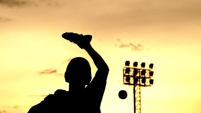Silhouette-Baseball-Athleten-trainieren-hart-mit-dem-Sonnenuntergang