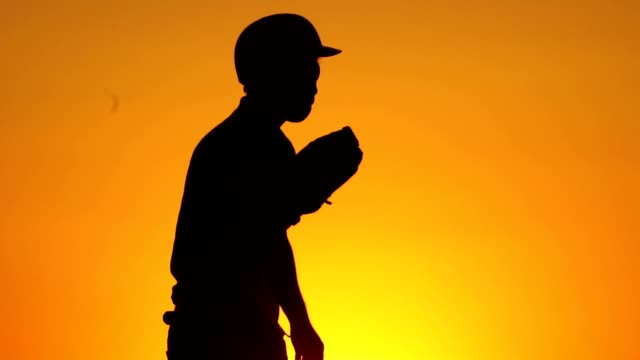 Hombre-de-silueta-con-un-guante-de-béisbol-atrapando-una-pelota-de-béisbol