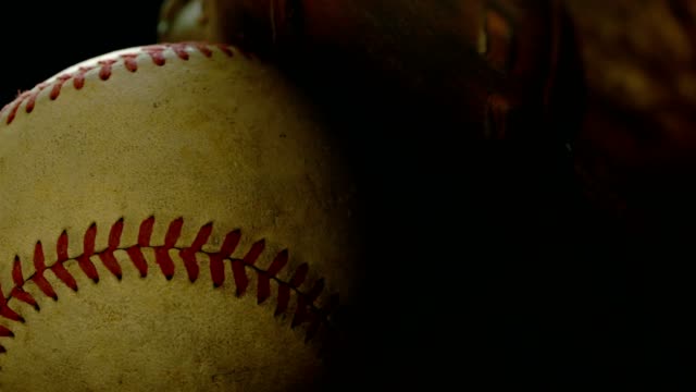 alter-Baseball-Handschuh-mit-Ball