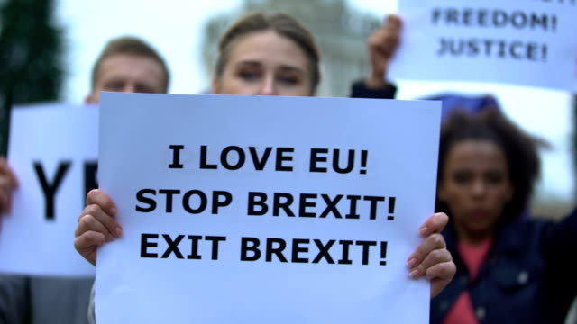 Crowd-chanting-against-Brexit,-protesting-borders-in-Europe,-migration-crisis