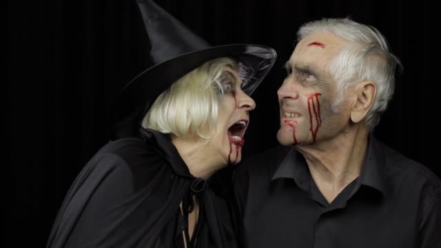 Hombre-y-mujer-ancianos-disfrazados-de-Halloween.-Dripping-sangre-en-sus-rostros