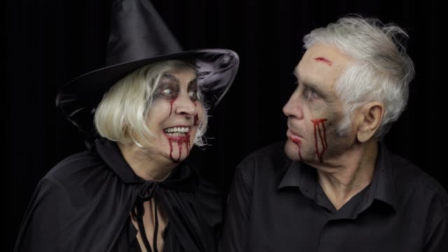 Hombre-y-mujer-ancianos-disfrazados-de-Halloween-haciendo-un-beso.-Bruja-y-zombi