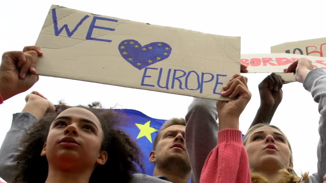 Crowd-chanting-against-brexit,-rally-for-Europe-without-border,-migration-crisis