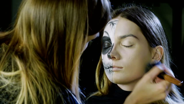Artista-de-maquillaje-está-haciendo-mujer-rubia-como-novia-muerta-para-la-fiesta-de-Halloween.-4K