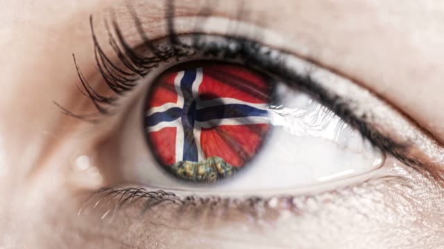 mujer-ojo-verde-en-primer-plano-con-la-bandera-de-Noruega-en-el-iris-con-el-movimiento-del-viento.-concepto-de-vídeo