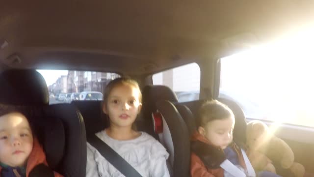 POV-der-Mutter-Interaktion-mit-Kindern-sitzen-in-Rücksitz-des-Autos