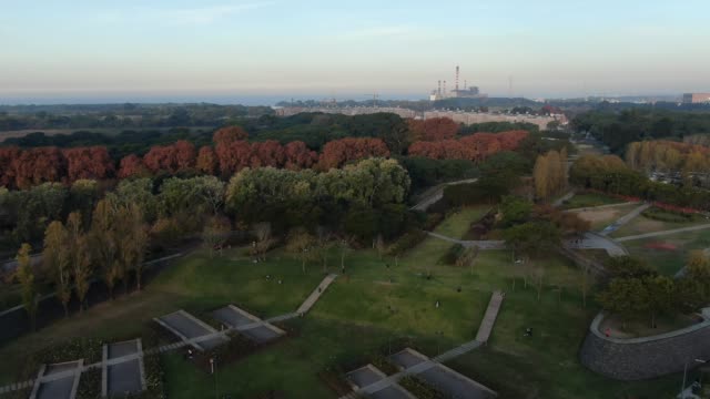 Buenos-Aires-Escaneadores-del-cielo-de-Puerto-Madero-y-parque-en-antena-de-puesta-de-sol