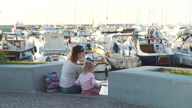 Mutter-und-Tochter-Touristen-im-Hafen-von-Forio