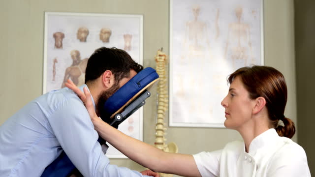 Weibliche-Physiotherapeuten-geben-Arm-massage-zu-einem-Patienten