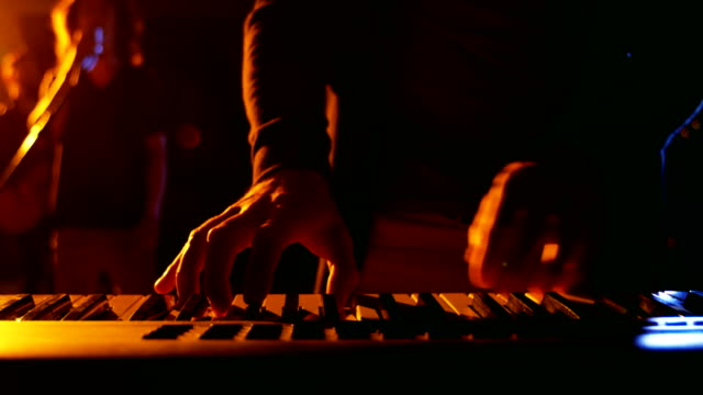 Mittleren-Bereich-des-Musikers-elektronische-Klavierspiel-im-studio