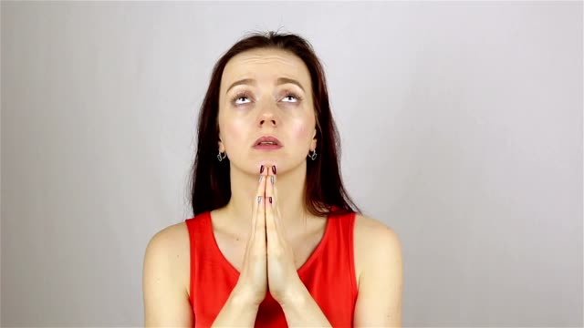 Eine-junge-schöne-Frau-betet,-Gott-um-Hilfe-zu-bitten