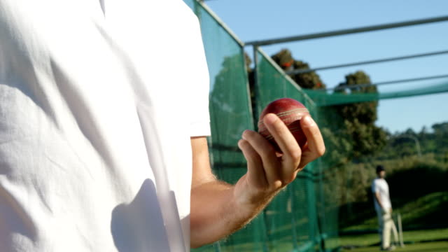 Cricketspieler-mit-Ball-während-einer-Übung