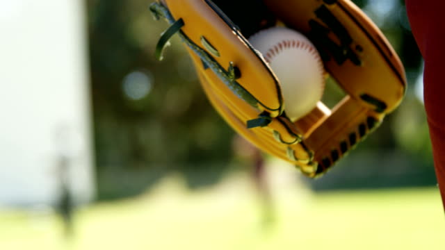 Jugadores-de-béisbol-preparando-para-lanzar-la-bola-durante-la-sesión-de-práctica