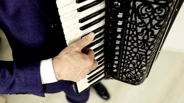 The-accordionist's-fingers-run-over-the-black-and-white-keys.