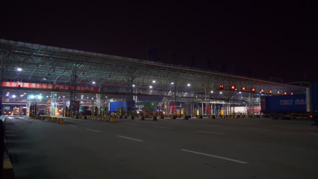 Nacht-erleuchtet-Shenzhen-Stadt-Verkehr-Hafen-Container-terminal-Eingang-Panorama-4k-china