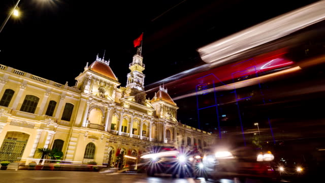Tráfico-de-la-noche-delante-del-pasillo-de-ciudad-en-Ciudad-Ho-Chi-Minh-Saigon