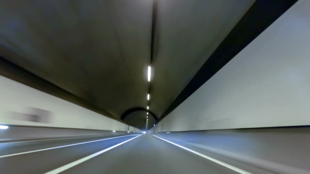 Schnell-fahren-durch-einen-Tunnel-mit-Übergewicht-auf.-Fahrzeug-erschossen