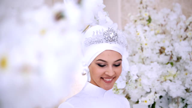Lächelnd-muslimische-Braut-mit-Braut-Make-up-in-Blumen