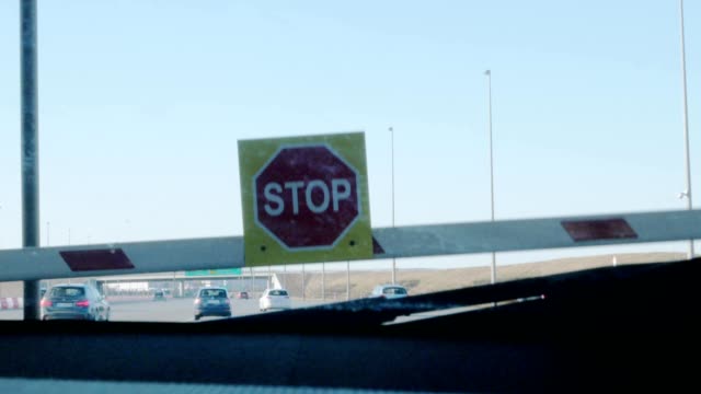 Stop-Barriere-auf-der-Autobahnauffahrt-öffnen