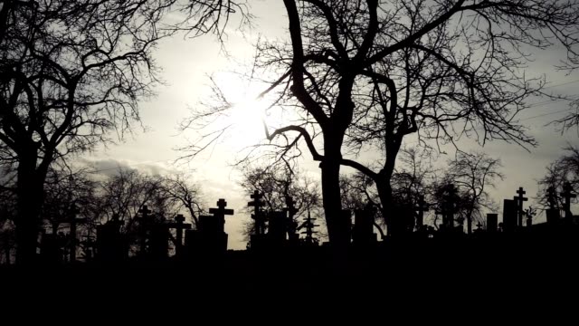 Halloween-Hintergrund.-Alter-Friedhof-mit-alten-Kreuze-bei-Sonnenuntergang
