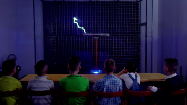 Gruppe-von-Kindern,-die-gerade-des-Experiments-mit-musikalischen-Tesla-Spule