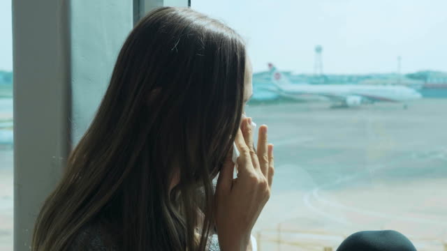 Joven-mujer-triste-está-llorando-en-el-aeropuerto-con-el-avión-en-el-fondo