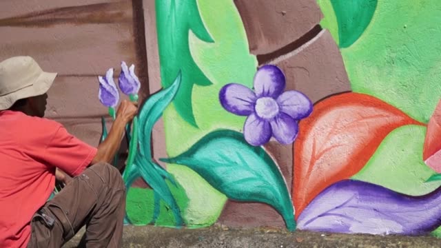 Mural-painter-draws-garden-on-the-school-wall