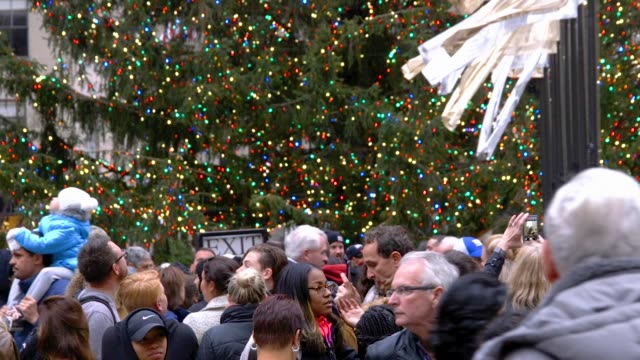 Nahaufnahme-Detail-Video-des-Weihnachtsbaums-im-Rockefeller-Center-mit-großen-Gruppen-von-Touristen