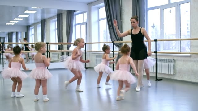Gruppe-von-kleinen-Mädchen-in-Ballett-Klasse