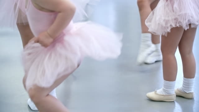 Springen-und-drehen-in-Ballett-Klasse