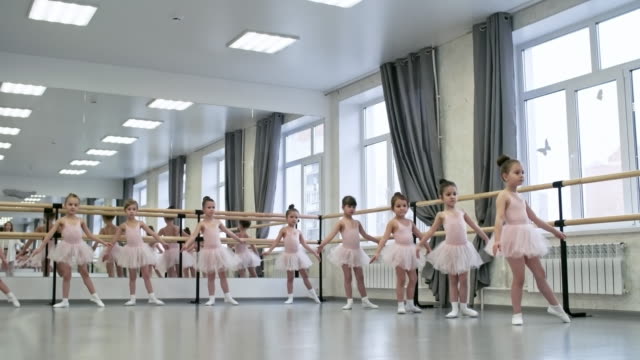 Mädchen-machen-Plie-in-Ballett-Klasse