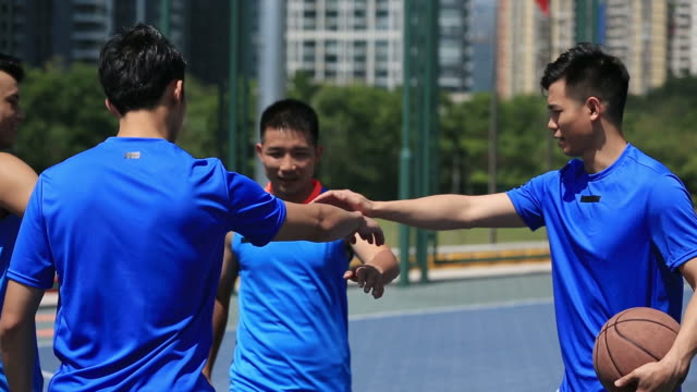 asiatische-junge-Team-Basketballer-zeigen-Einigkeit
