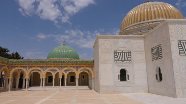 Columnata-con-arcos-y-entrada-al-Mausoleo-de-Habib-Bourguiba-en-Túnez-la-ciudad-de-Monastir.-Carro-de-tiro