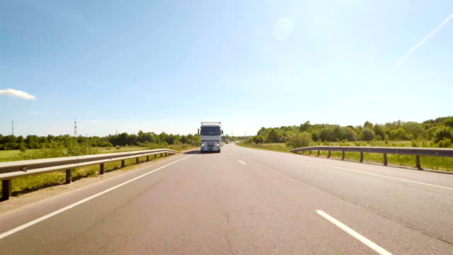Camión-está-viajando-a-lo-largo-de-los-caminos-de-Europa.-Vista-frontal-del-carro-Semi-blanca-en-camino
