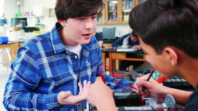 Roboterfahrzeug-männlich-High-School-Schüler-Gebäude-In-Wissenschaft-Lektion