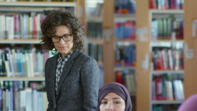 Maestra,-ayudar-a-la-mujer-árabe-en-lección