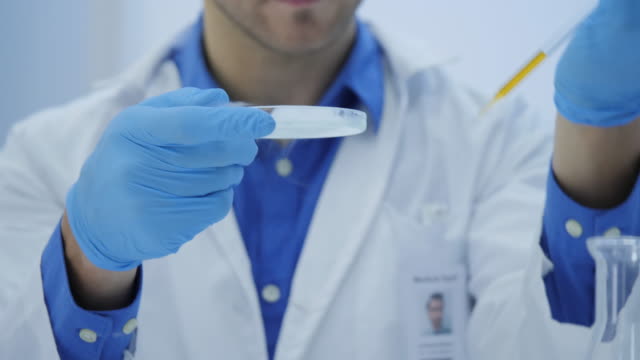 Medizinische-Forschungswissenschaftler-mischt-Rauchen-Verbindungen-aus-Tests-Tube-mit-Materie-in-einer-Petrischale