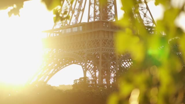 Entlang-der-Seine-mit-Blick-auf-den-Eiffelturm