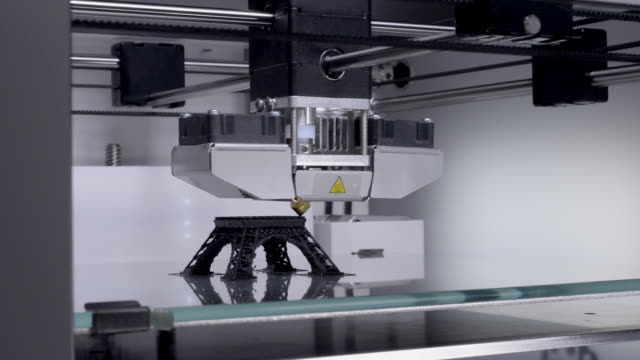 3D-Drucker-arbeiten,-Drucken-eines-Modells-des-Eiffelturms---industrielle-revolution