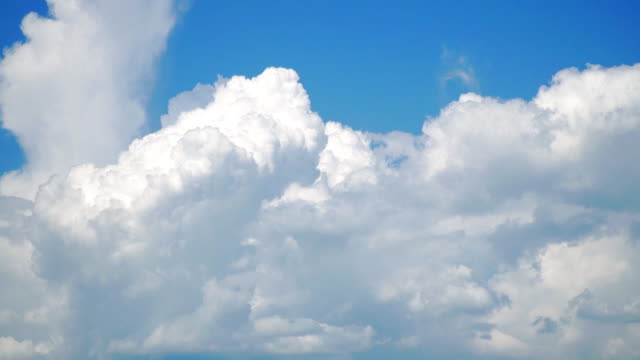 Die-Bewegung-von-weißen-Wolken-vor-blauem-Himmel