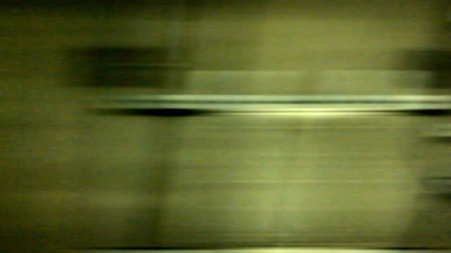 Aus-der-Seitenansicht-der-u-Bahn-führen-Sie-durch-den-tunnel