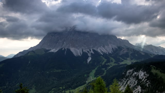 Zeitraffer-der-dunkle-Gewitterwolken,-vorbei-an-der-Zugspitze-Berg-in-Bayern-Alpen-in-der-Nähe-von-Ehrwald-Dorf-Landschaft-Sturm-Natur-wandern